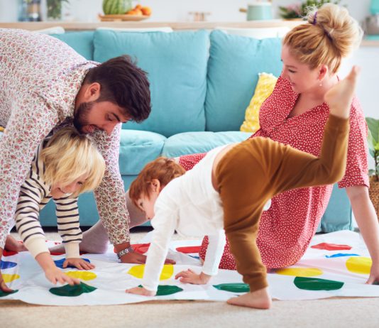 99 Idei de activitati si jocuri pentru copii de jucat in casa