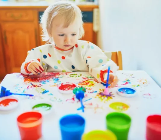 20 de activități educative și distractive pentru copiii de 2 ani