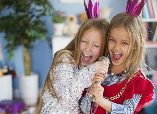 10 costume creative din materiale reciclabile pentru fetițe