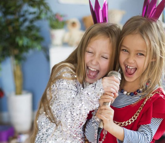 10 costume creative din materiale reciclabile pentru fetițe