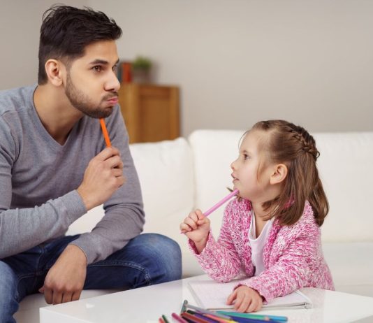 Mami, cum se fac copiii? Explicații simple pentru curiozitatea celor mici