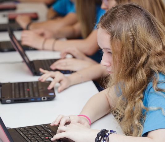 10 Platforme Educaționale pentru Copii în Era Digitală: Resurse esențiale